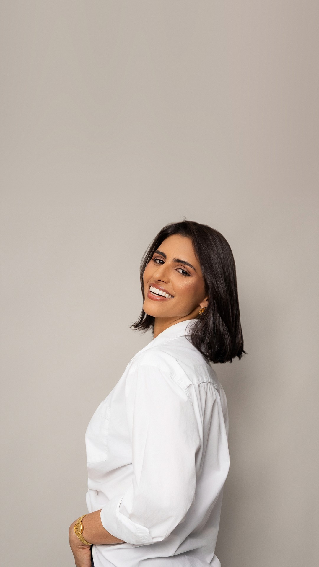 Yasmin Rabelo Gomes sorrindo, de camisa branca